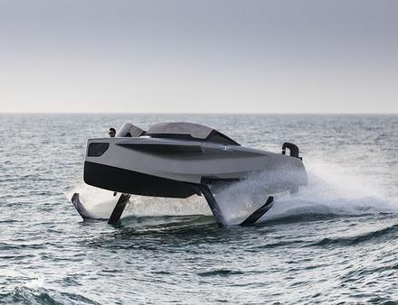 Utilisant quatre foils, comme des ailes sur l'eau, le bateau gagne en confort et vitesse. Nautisme Article