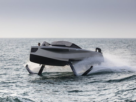 Utilisant quatre foils, comme des ailes sur l'eau, le bateau gagne en confort et vitesse. Nautisme Article