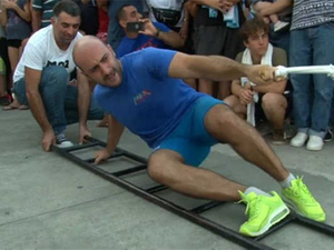 Un Géorgien tire un bateau de 200 tonnes avec son majeur ! 