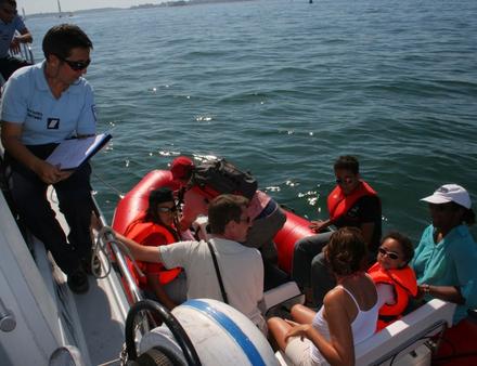 Contrôle d'un bateau pneumatique par les Affaires maritimes. Nautisme Article
