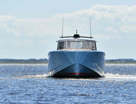 Etrave droite et profil racé. Rien à dire, le nouveau Vanquish affiche un look d'enfer ! Nautisme Article