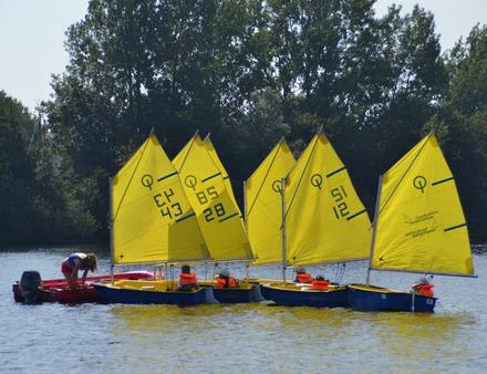 Encadré par des professionnels de la voile, le programme est accessible au plus grand nombre et le rythme d'évolution est adapté pour correspondre à chaque enfant. Nautisme Article