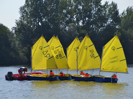 Encadré par des professionnels de la voile, le programme est accessible au plus grand nombre et le rythme d'évolution est adapté pour correspondre à chaque enfant. Encadré par des professionnels de la voile, le programme est accessible au plus grand nombre et le rythme d'évolution est adapté pour correspondre à chaque enfant.