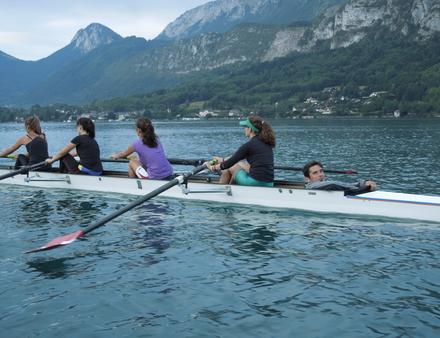 Outre ses bienfaits thérapeutiques, ce sport développera l'esprit d'équipe de votre enfant. Nautisme Article