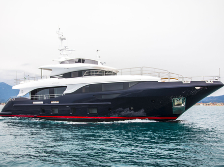 Le M/Y Aslan se distingue par la couleur bleu nuit de sa coque qui contraste avec sa ligne de flottaison rouge. Le M/Y Aslan se distingue par la couleur bleu nuit de sa coque qui contraste avec sa ligne de flottaison rouge.