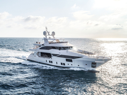 Le propriétaire du M/Y Bandagang a opté pour un intérieur et un extérieur épurés et minimalistes, pour une puissante touche de modernité. 