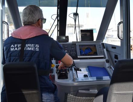 Poste de pilotage du 8,70 mètres. Nautisme Article