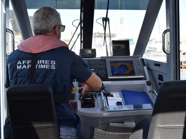 Poste de pilotage du 8,70 mètres. Nautisme Article
