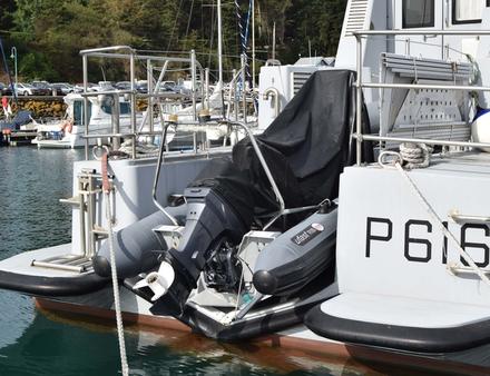 Rampe de mise à l'eau sur la vedette de la Gendarmerie. Nautisme Article