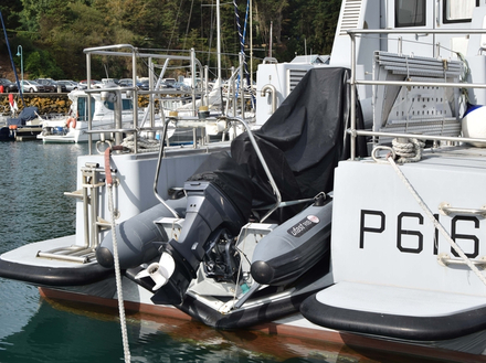 Rampe de mise à l'eau sur la vedette de la Gendarmerie. Nautisme Article