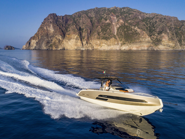 Avec cinq passagers à bord, nous avons dépassé les 42 nds en pointe pour une vitesse de croisière proche des 26 nds. Nautisme Article