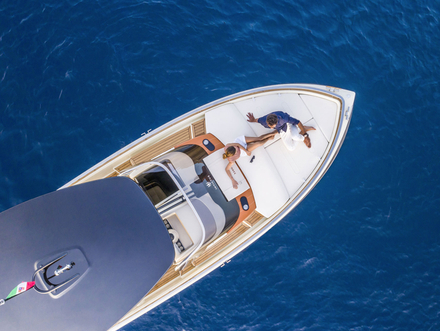 L'open italien adopte un plan de pont de type sundeck avec un grand bain de soleil avant, un pare-brise carré de bon aloi et un siège de pilotage offrant plusieurs types d'assise.  L'open italien adopte un plan de pont de type sundeck avec un grand bain de soleil avant, un pare-brise carré de bon aloi et un siège de pilotage offrant plusieurs types d'assise.