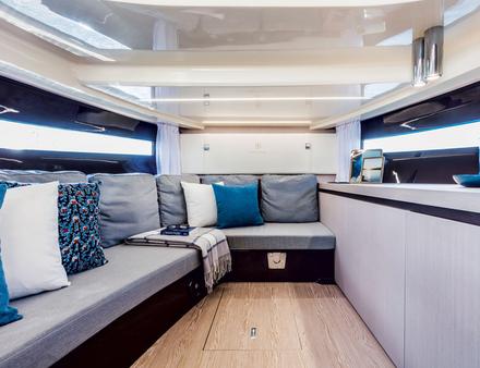 À proximité, plusieurs rangements et une salle d'eau d'appoint avec WC et douchette. En prime, une surprenante mid-cabin vient se glisser, équipée d'une couchette double pouvant accueillir deux enfants ou un couple d'amis. Nautisme Article