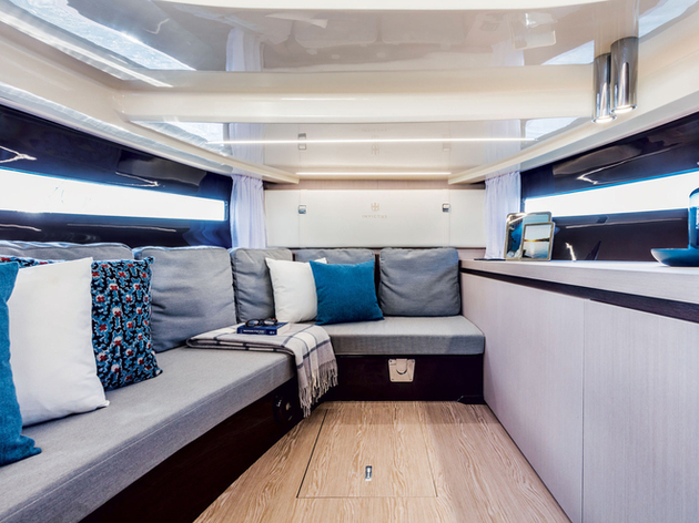 À proximité, plusieurs rangements et une salle d'eau d'appoint avec WC et douchette. En prime, une surprenante mid-cabin vient se glisser, équipée d'une couchette double pouvant accueillir deux enfants ou un couple d'amis. Nautisme Article