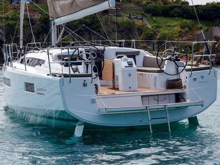 La table de cockpit extensible et sur vérins est déportée pour favoriser la circulation vers l'espace de manoeuvre arrière.