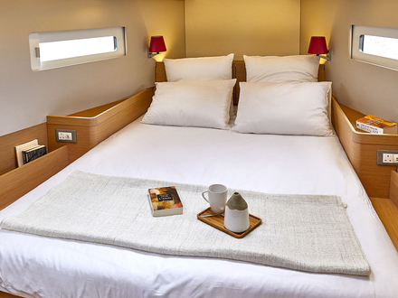 Afin de jouir d'une belle salle de bains, le lit rectangulaire de la cabine avant est placé diagonalement, libérant ainsi de grands équipets en tête de lit. Nautisme Article