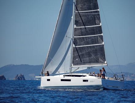 Équipé du moteur optionnel de 45 ch au lieu de 40 en standard, la vitesse de croisière est de 7,5 nds mais l'insonorisation mériterait un traitement plus attentif. Nautisme Article