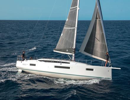 Afin de limiter le poids du lest, la stabilité de forme a été améliorée avec un bouchain intégral très bas et des sections larges sur l'arrière. Nautisme Article