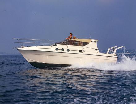 Né en 1977, l'AZ 32 Targa fut le premier yacht construit par Azimut. Nautisme Article