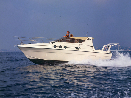 Né en 1977, l'AZ 32 Targa fut le premier yacht construit par Azimut. Nautisme Article