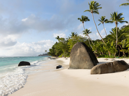 Idée de mouillage aux Seychelles ? L'anse Mondon, sur la côte nord de l'île Silhouette, bien protégée par alizé de sud.