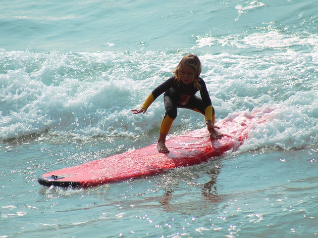 Plus qu'un sport, le surf est un mode de vie qui aidera votre enfant à aimer et respecter l'océan. Nautisme Article
