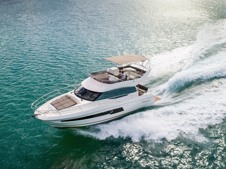 En partenariat avec Raymarine, Prestige propose un système de pare-battages virtuels évitant aux plus maladroits de venir s'encastrer dans le quai ou pire dans le bateau voisin.  En partenariat avec Raymarine, Prestige propose un système de pare-battages virtuels évitant aux plus maladroits de venir s'encastrer dans le quai ou pire dans le bateau voisin.