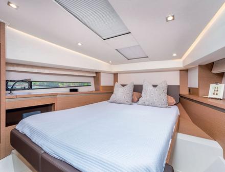 L'espace central héberge soit la « master » avec un dégagement créant la sensation d'une petite suite ou deux cabines twin. Nautisme Article