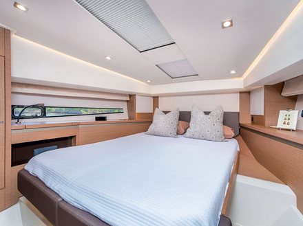 L'espace central héberge soit la « master » avec un dégagement créant la sensation d'une petite suite ou deux cabines twin. Nautisme Article