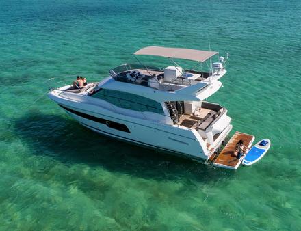 Côté navigation, la 460 bénéficie d'une excellente carène, procurant un bon confort de passage en mer et permettant de filer à 20 nds y compris par clapot formé, sans s'agripper à l'intérieur. Nautisme Article