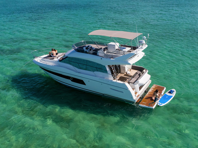 Côté navigation, la 460 bénéficie d'une excellente carène, procurant un bon confort de passage en mer et permettant de filer à 20 nds y compris par clapot formé, sans s'agripper à l'intérieur. Nautisme Article