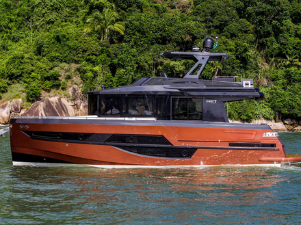 Le 50 Fly dispose d'une étrave droite, de larges ouvertures sur la coque, un hard-top en fibre de carbone ou encore un pare-brise enveloppant du poste de pilotage. Le 50 Fly dispose d'une étrave droite, de larges ouvertures sur la coque, un hard-top en fibre de carbone ou encore un pare-brise enveloppant du poste de pilotage.
