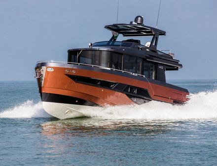Prévu d'origine avec trois cabines dont une magnifique « master » à l'avant, l'Okean existe également en option avec un quatrième espace pour le charter. Nautisme Article