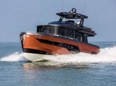 Prévu d'origine avec trois cabines dont une magnifique « master » à l'avant, l'Okean existe également en option avec un quatrième espace pour le charter. Nautisme Article