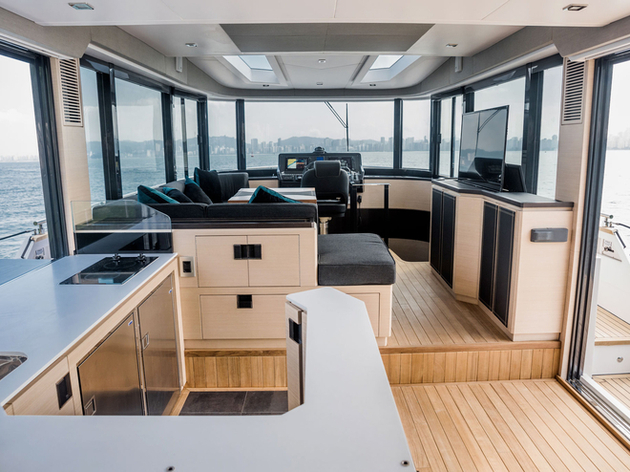 Le 50 Fly dispose de larges ouvertures latérales et de grandes baies vitrées, sans oublier un système de balcons ouvrables qui élargit la surface du carré au mouillage. Nautisme Article