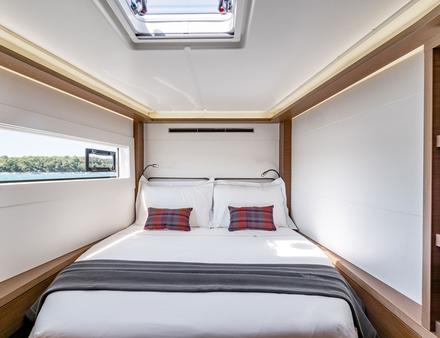 Dans la suite dite propriétaire, une banquette jouxte le bureau, la porte de séparation du carré comporte une bibliothèque et le cabinet de toilette est indépendant. On retrouve également un Island Bed. Nautisme Article