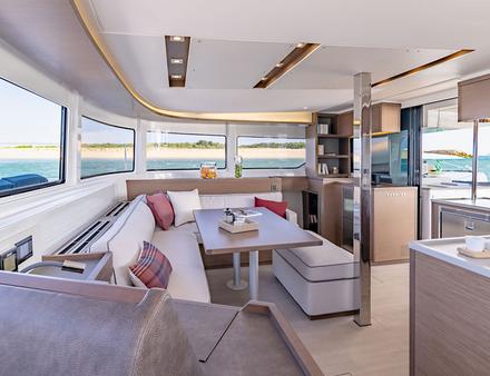 Le cockpit est modulable, on peut y prendre les repas à 6 comme à 10 grâce à une banquette coulissante et une table dépliante sans gêner l'accès au fly ou à la jupe arrière tribord. Nautisme Article