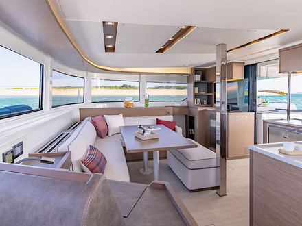 Le cockpit est modulable, on peut y prendre les repas à 6 comme à 10 grâce à une banquette coulissante et une table dépliante sans gêner l'accès au fly ou à la jupe arrière tribord. Nautisme Article