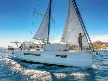 Les 21 prises USB réparties dans tout le bateau et les haut-parleurs de cockpit chargés d'assurer l'ambiance du bord, confirment que le Sun Loft est bel et bien un bateau destiné aux fameux « Millenials ».