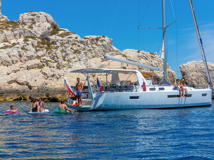 Ce qui est « vendu » aux clients, c'est de vivre l'expérience de la vie nomade sur l'eau, un circuit d'escales programmé comme sur un paquebot, avec soirée festive un jour sur deux au minimum. Nautisme Article