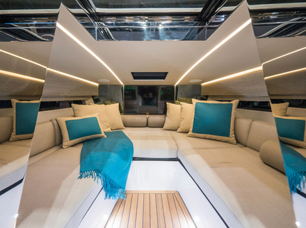 Le NY24 Deluxe possède une cabine avec un grand canapé convertible en couchette double située sous son pont avant. Nautisme Article