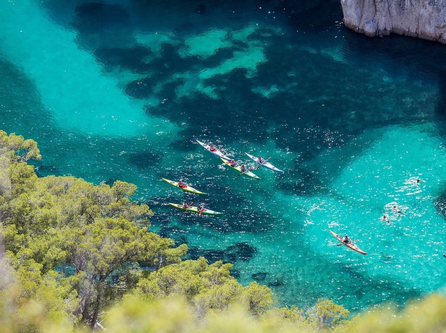Partez en promenade maritime au pied des Calanques de Marseille et des falaises de calcaire de Cassis. Nautisme Article