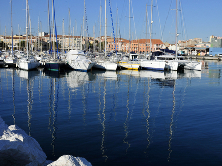 Un d&eacute;fil&eacute; de bateaux &agrave; voiles et &agrave; moteur est organis&eacute; il d&eacute;butera au Port de Bouc et s'ach&egrave;vera au Golf de Fos.