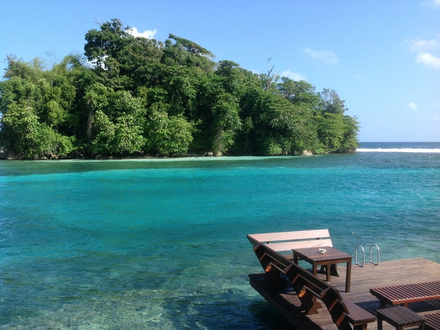 La particularité de cette plage est qu'elle s'ouvre sur différentes petites îles accessibles à la nage. La particularité de cette plage est qu'elle s'ouvre sur différentes petites îles accessibles à la nage.