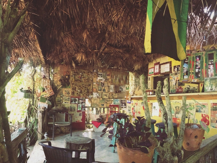 Ce petit restaurant géré par une famille vous propose des plats typiques du pays avec des ingrédients frais et de saisons.  