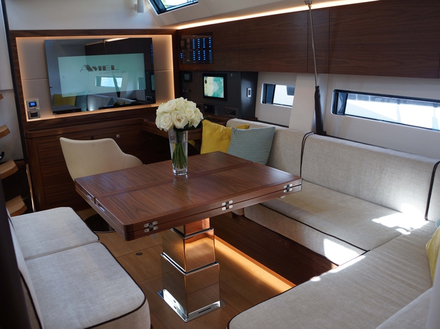 La décoration intérieure et l'agencement du carré perpétuent l'esprit Amel. La décoration intérieure et l'agencement du carré perpétuent l'esprit Amel.