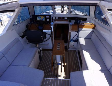 Le cockpit central a été élargi, avec une table en teck modulable. Nautisme Article