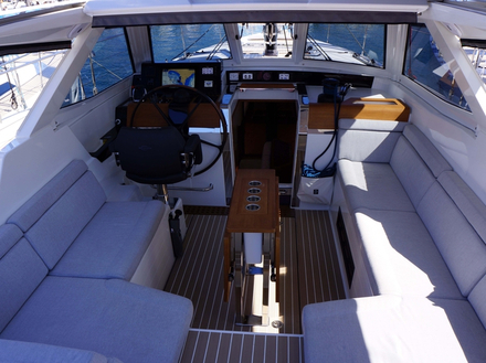 Le cockpit central a été élargi, avec une table en teck modulable. Nautisme Article