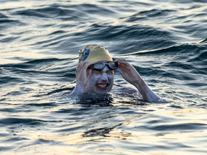 Une Américaine traverse quatre fois la Manche à la nage sans s'arrêter