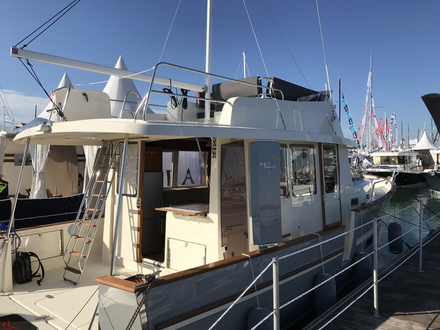 Prévu pour la croisière, le nouveau Rhea dispose de larges passavants et de hauts pavois. Sécurisant ! Prévu pour la croisière, le nouveau Rhea dispose de larges passavants et de hauts pavois. Sécurisant !